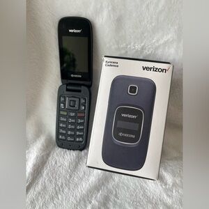 Kyocera Cadence S2720 4G LTE flip phone Verizon Wireless like new
